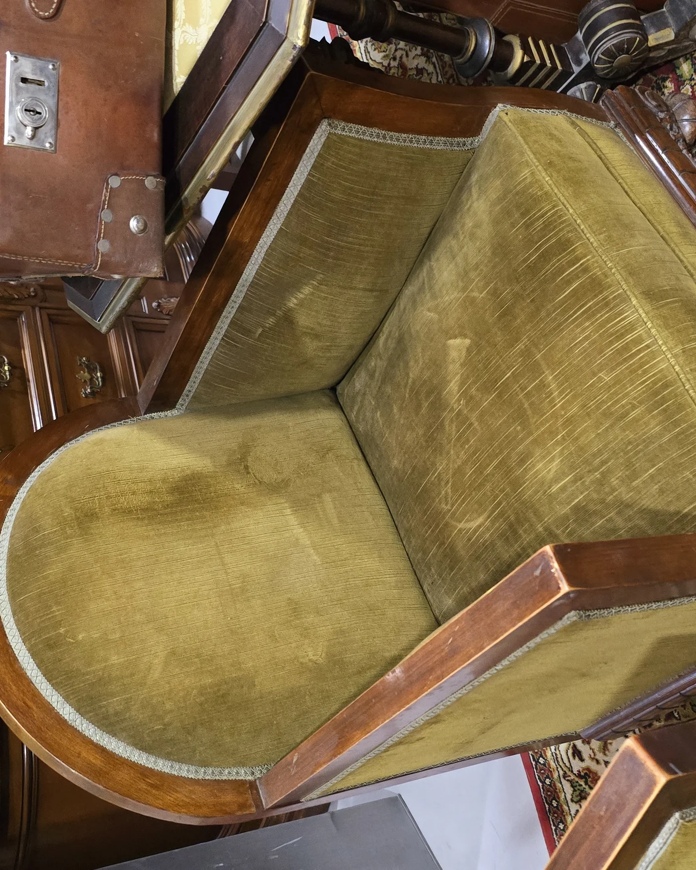 Par de sillones vintage tapizados en terciopelo verde oliva - imagen 3