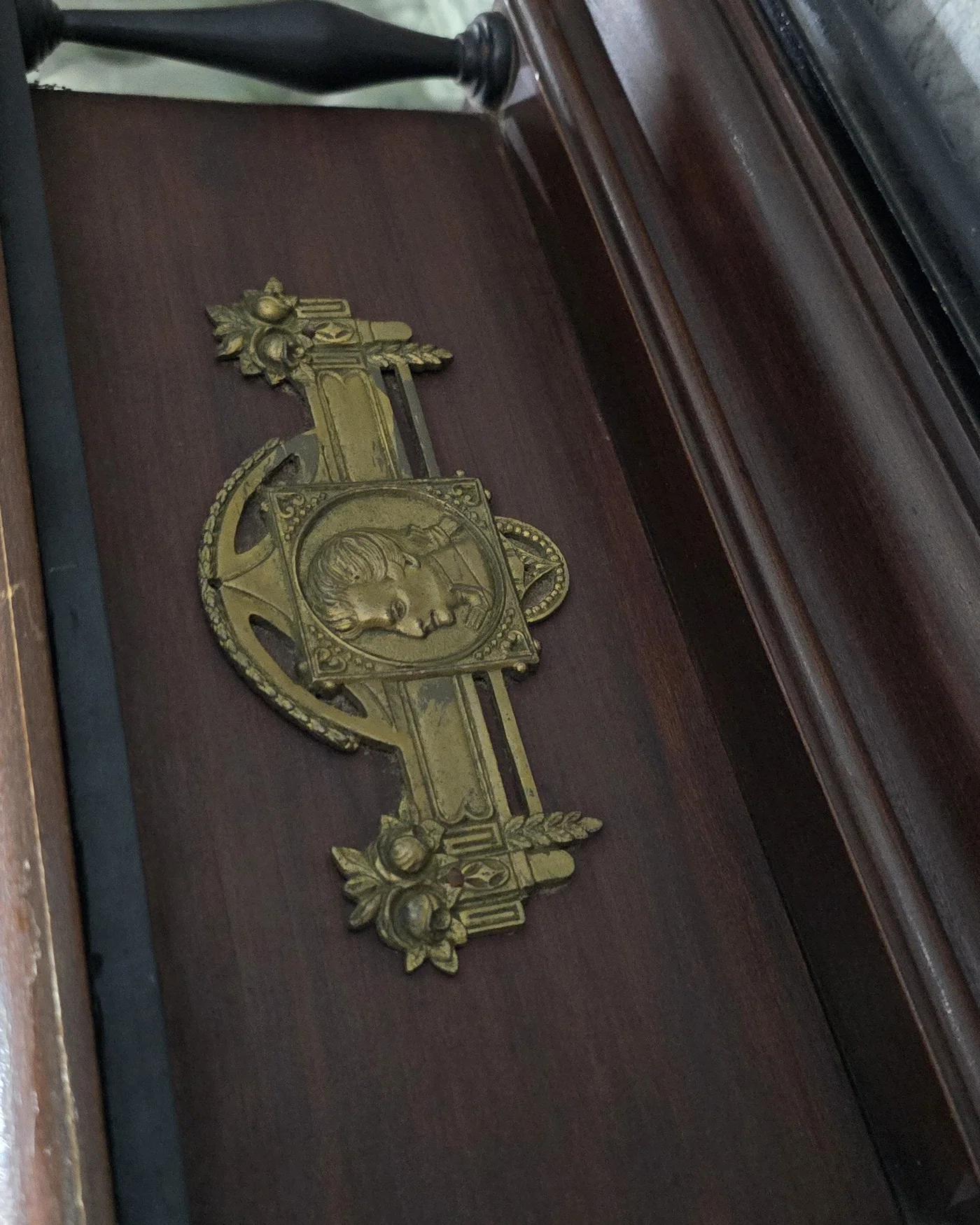 Gramófono antiguo Banus con cuerno y base de madera - imagen 2