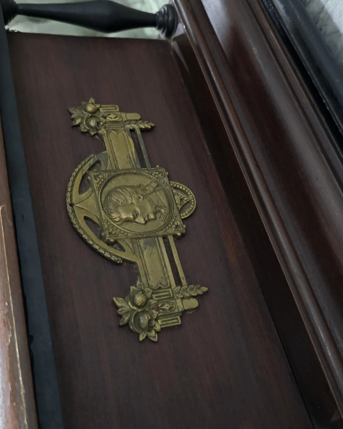 Gramófono antiguo Banus con cuerno y base de madera - imagen 3