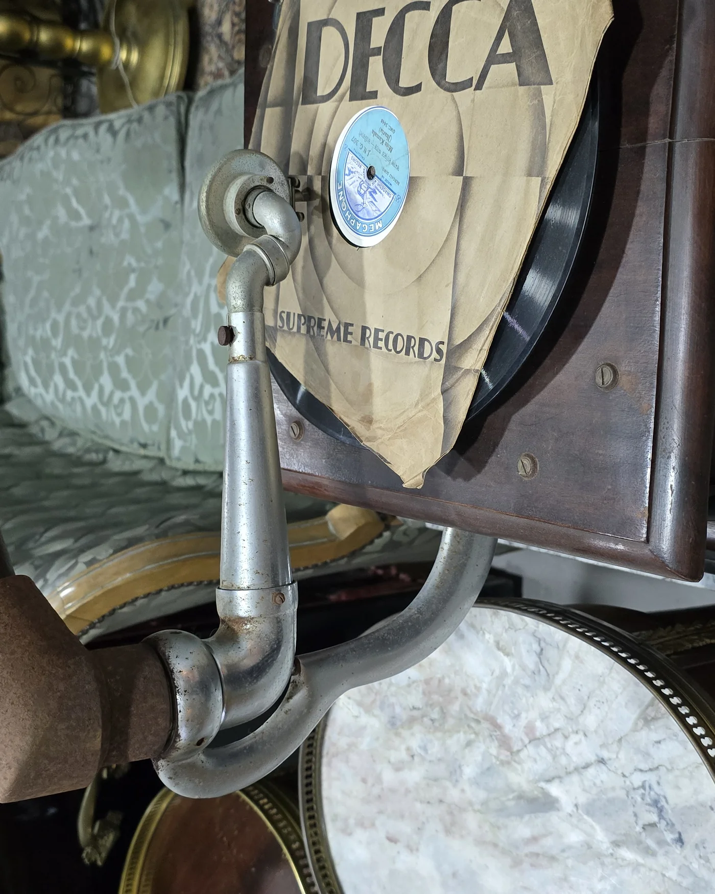 Gramófono antiguo Banus con cuerno y base de madera - imagen 5