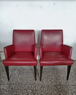 Par de sillas de comedor con tapizado en piel sintética roja y patas de madera oscura - miniatura 1
