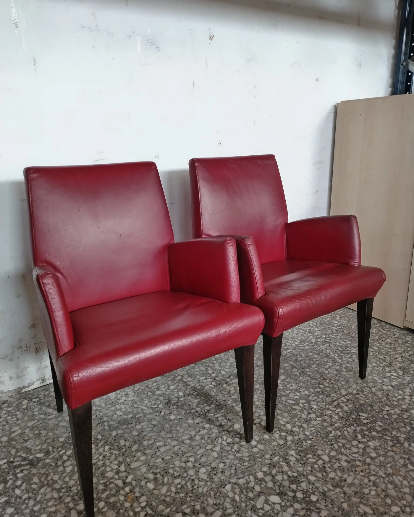 Par de sillas de comedor con tapizado en piel sintética roja y patas de madera oscura - imagen 2