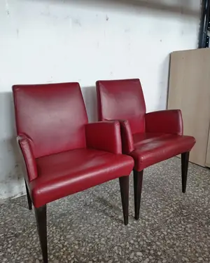 Par de sillas de comedor con tapizado en piel sintética roja y patas de madera oscura - miniatura 2