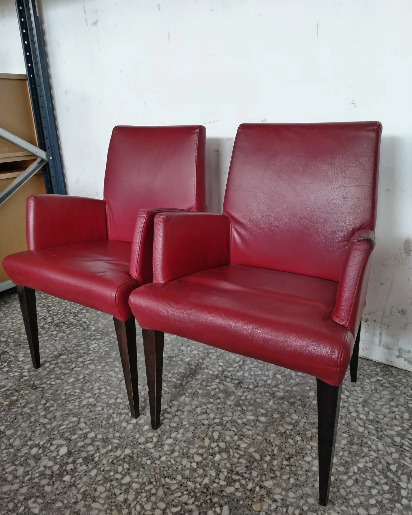 Par de sillas de comedor con tapizado en piel sintética roja y patas de madera oscura - imagen 3