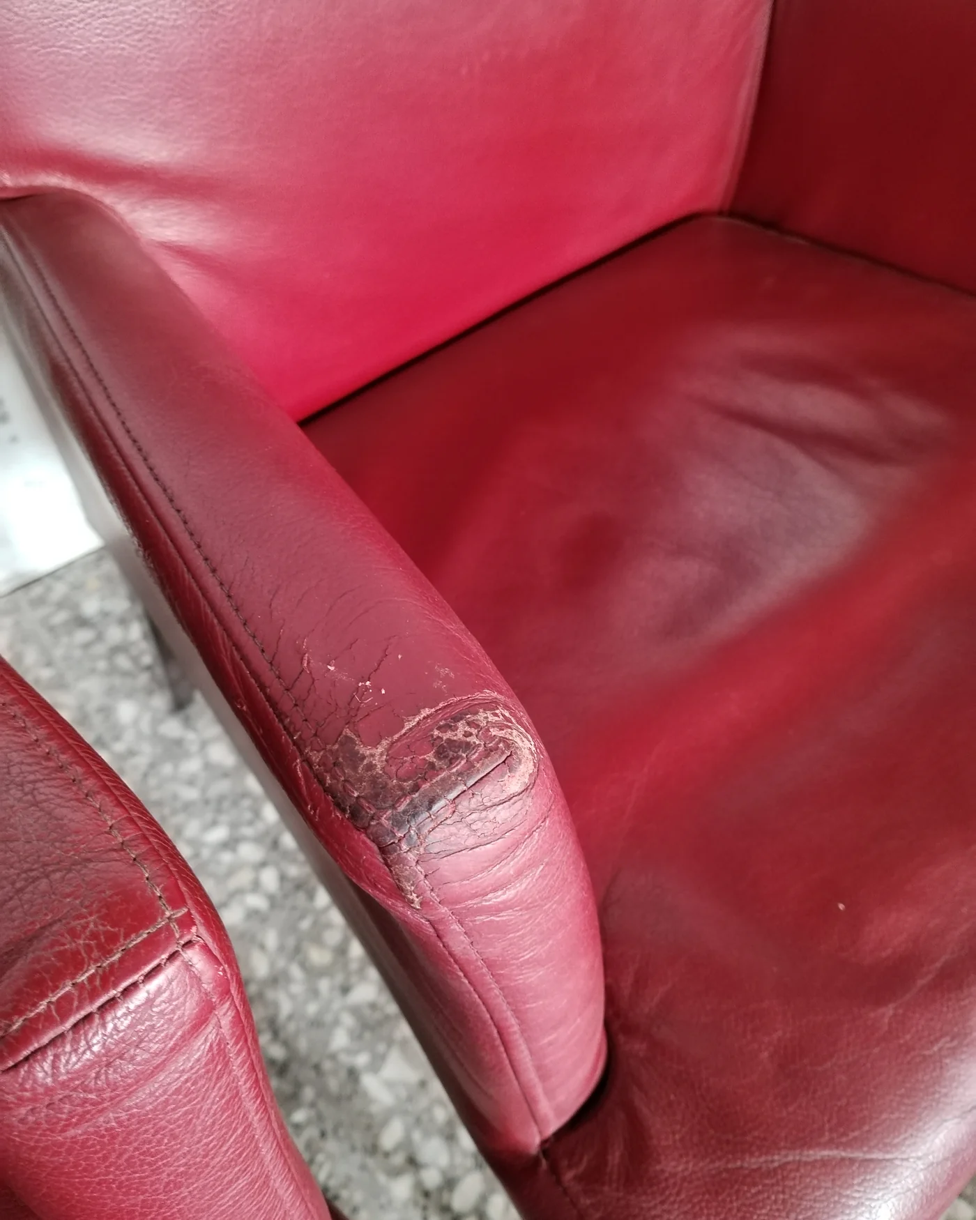Par de sillas de comedor con tapizado en piel sintética roja y patas de madera oscura - imagen 4