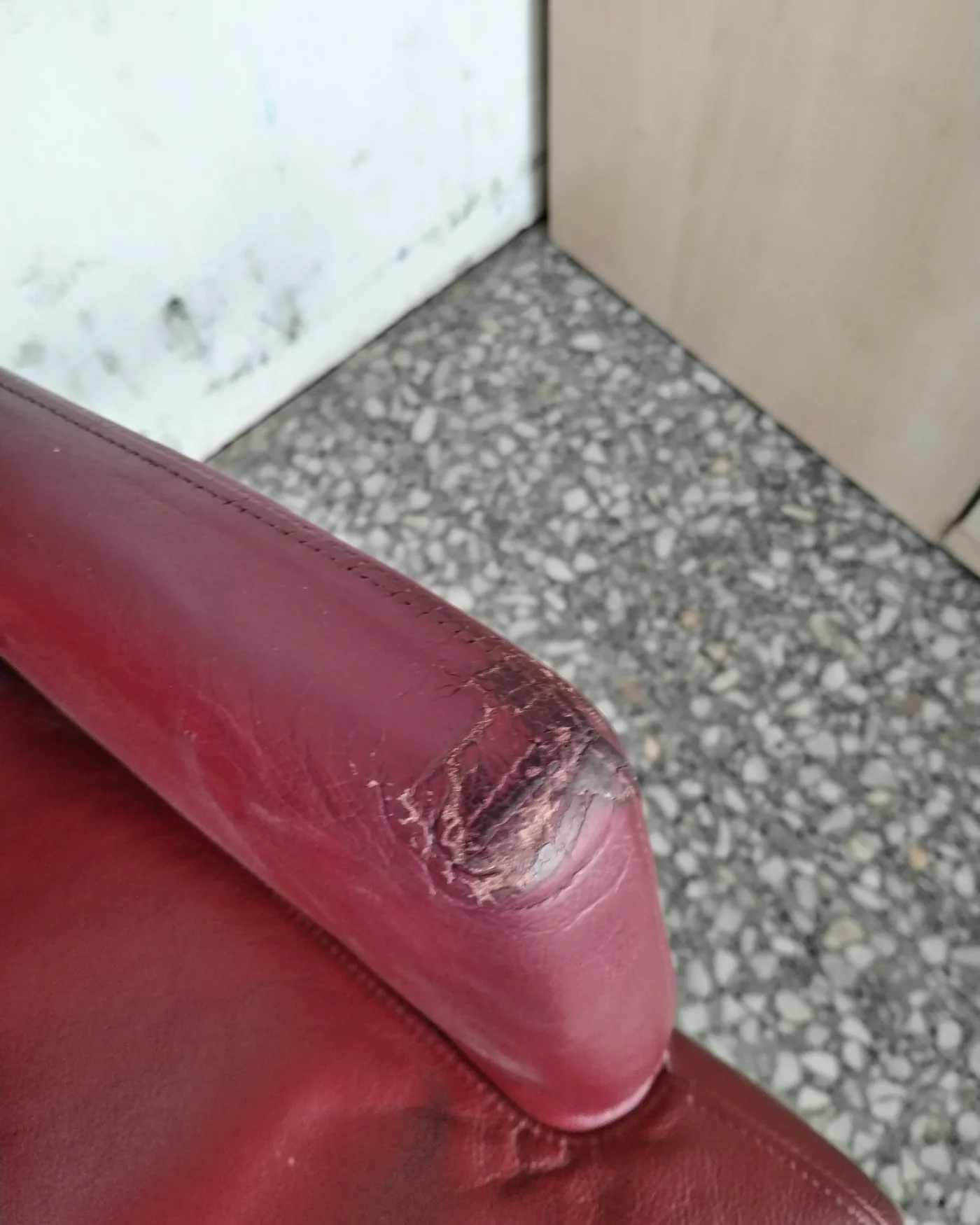 Par de sillas de comedor con tapizado en piel sintética roja y patas de madera oscura - imagen 5