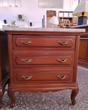 Par de mesitas de noche estilo Luis XV con tapa de mármol - miniatura 3