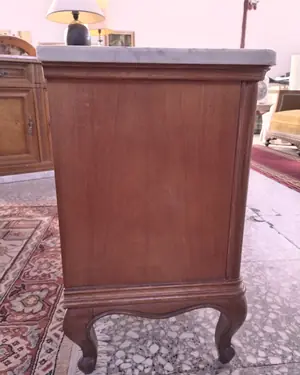 Par de mesitas de noche estilo Luis XV con tapa de mármol - miniatura 6