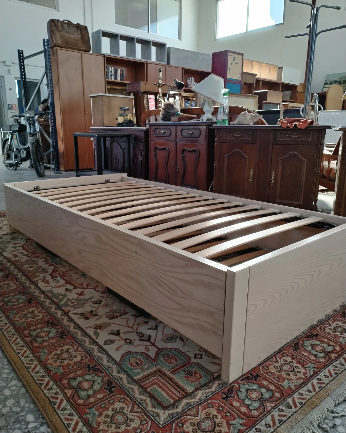 Cama nido individual en madera clara - imagen 4
