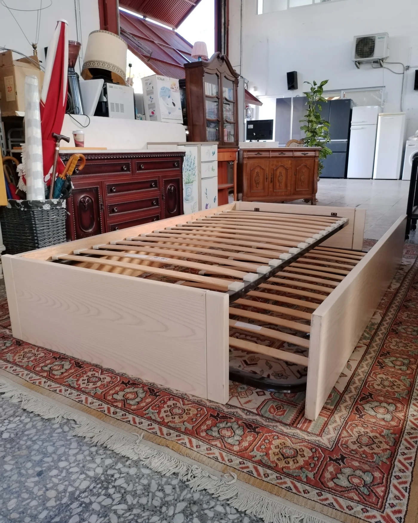 Cama nido individual en madera clara - imagen 7