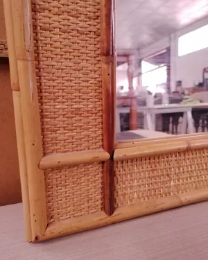 Espejo vintage de mimbre claro - miniatura 2