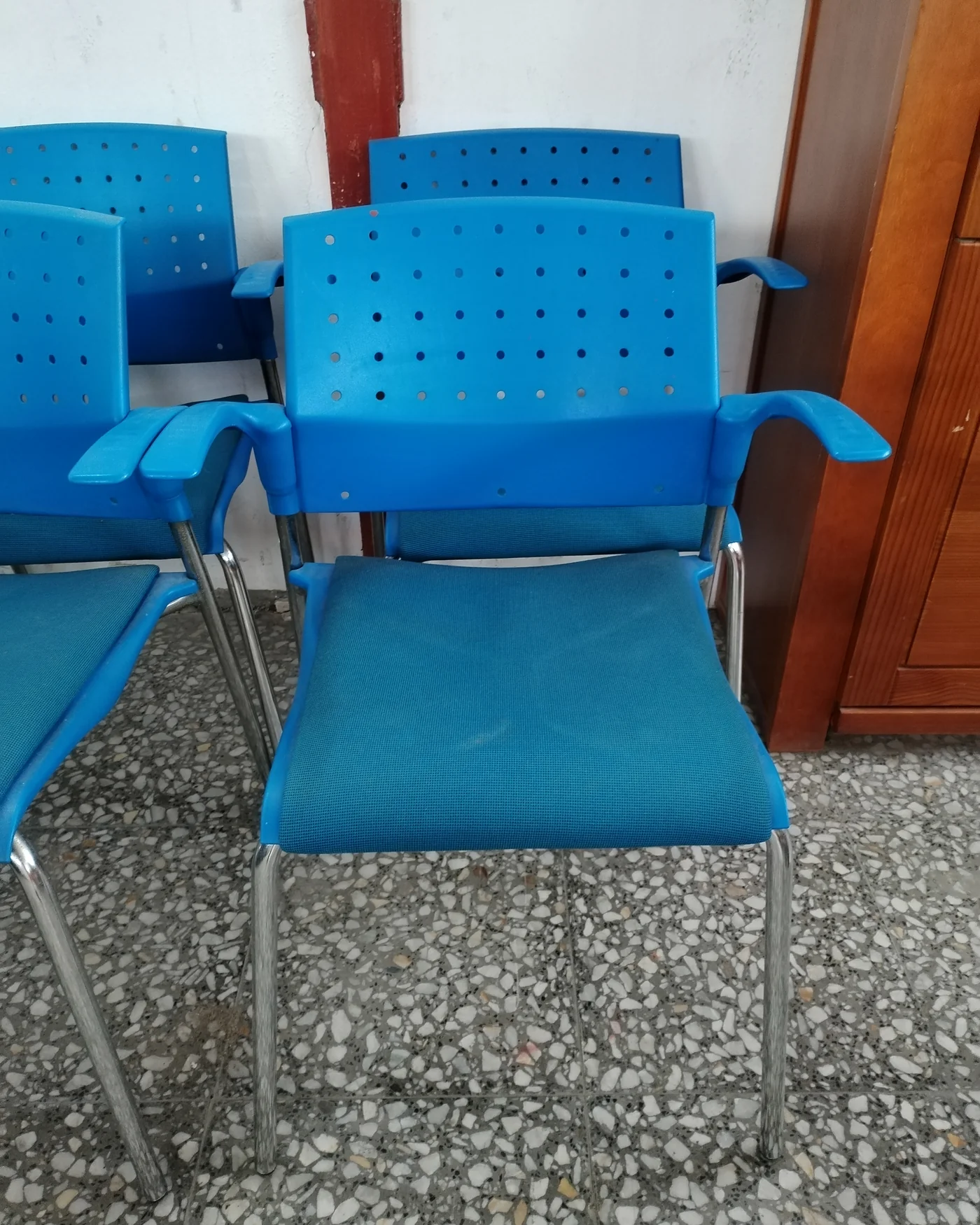 Conjunto de 10 sillas de oficina azules - imagen 2