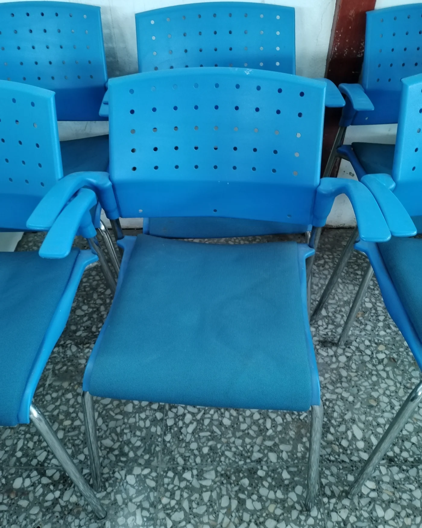 Conjunto de 10 sillas de oficina azules - imagen 3