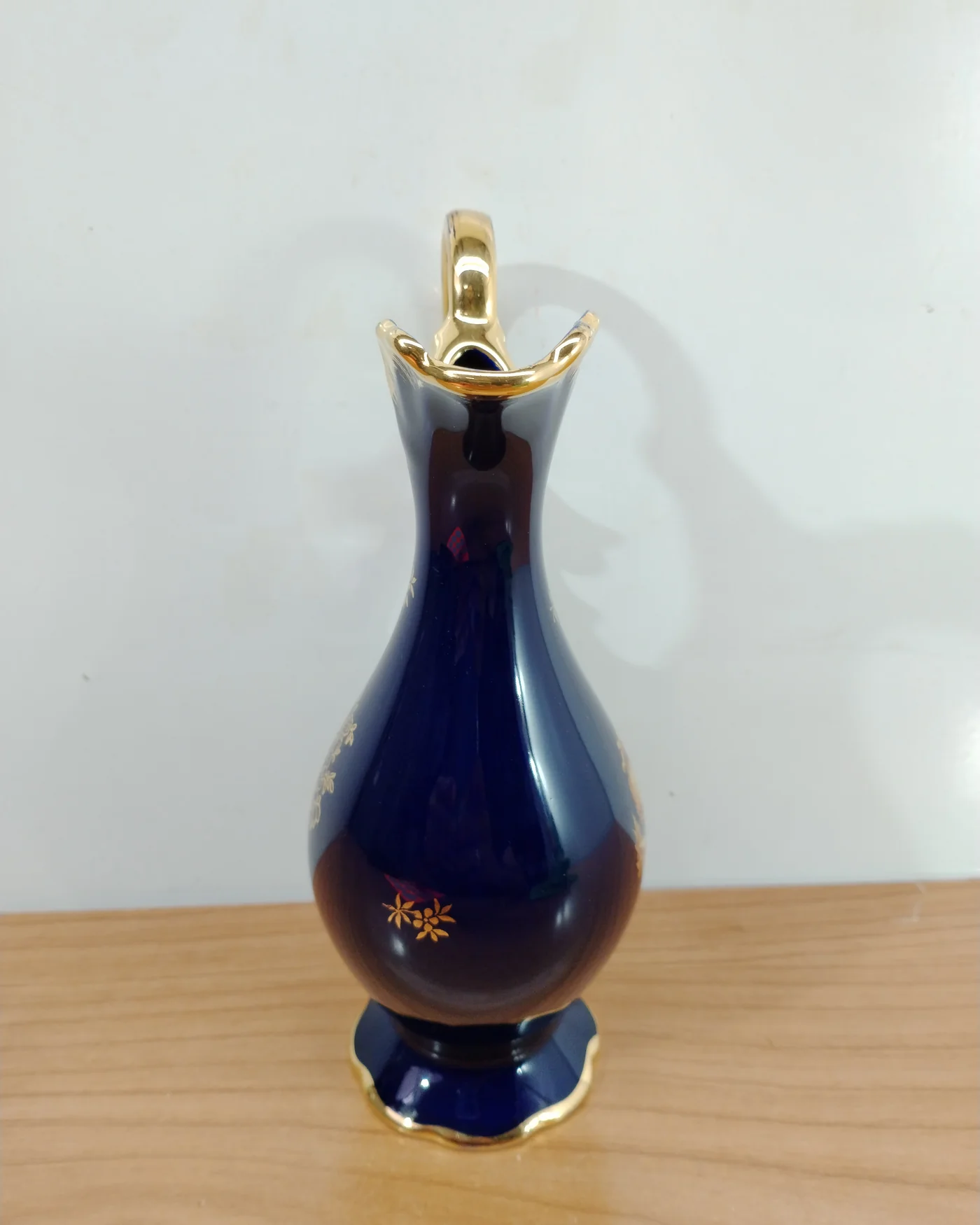 Jarrón de porcelana Limoges con asa dorada y motivos dorados - imagen 3