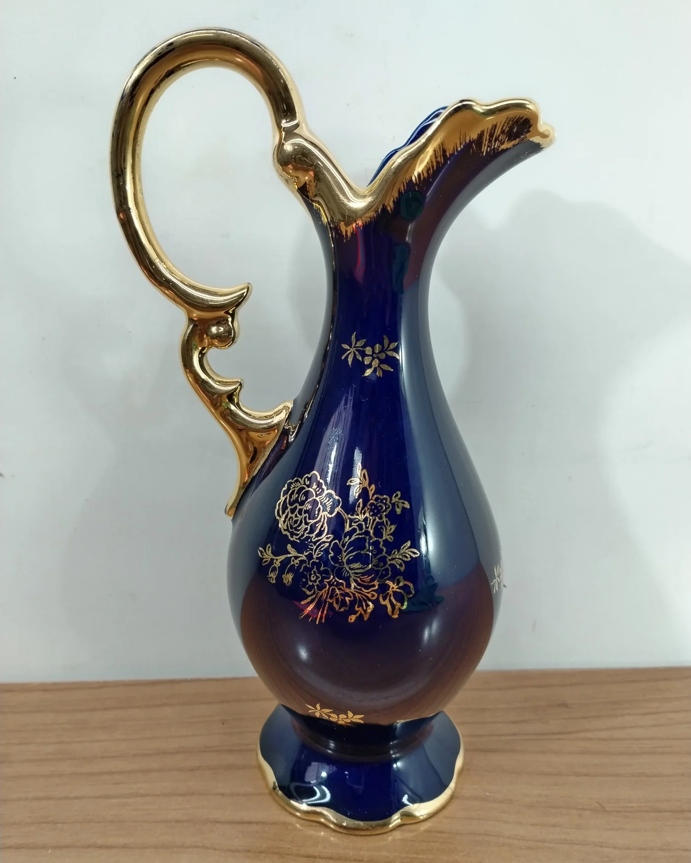 Jarrón de porcelana Limoges con asa dorada y motivos dorados - imagen 4