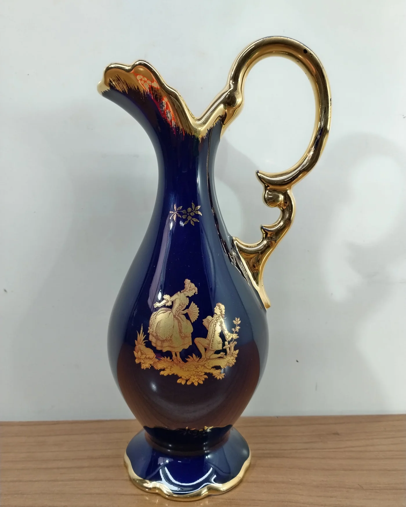 Jarrón de porcelana Limoges con asa dorada y motivos dorados - imagen 1