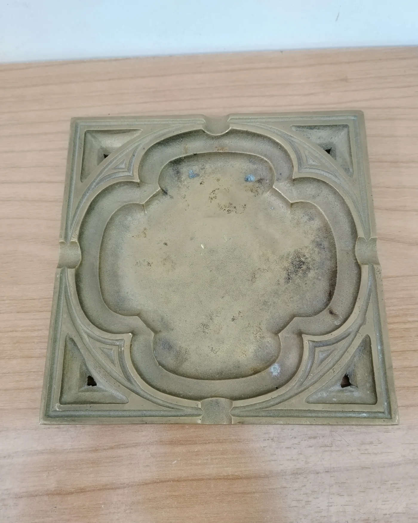 Cenicero de bronce con diseño geométrico - imagen 1