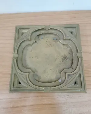 Cenicero de bronce con diseño geométrico - miniatura 1