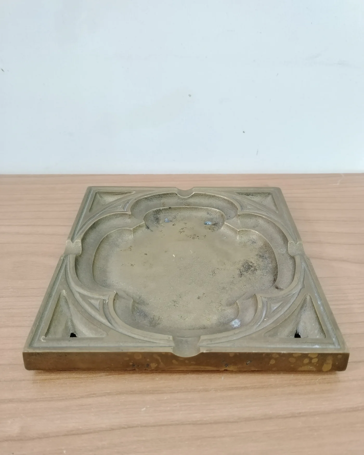 Cenicero de bronce con diseño geométrico - imagen 2