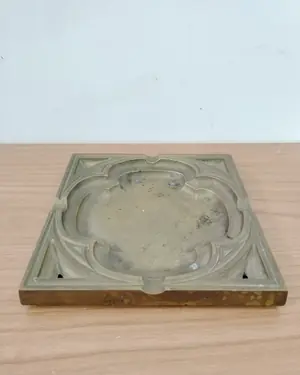 Cenicero de bronce con diseño geométrico - miniatura 2