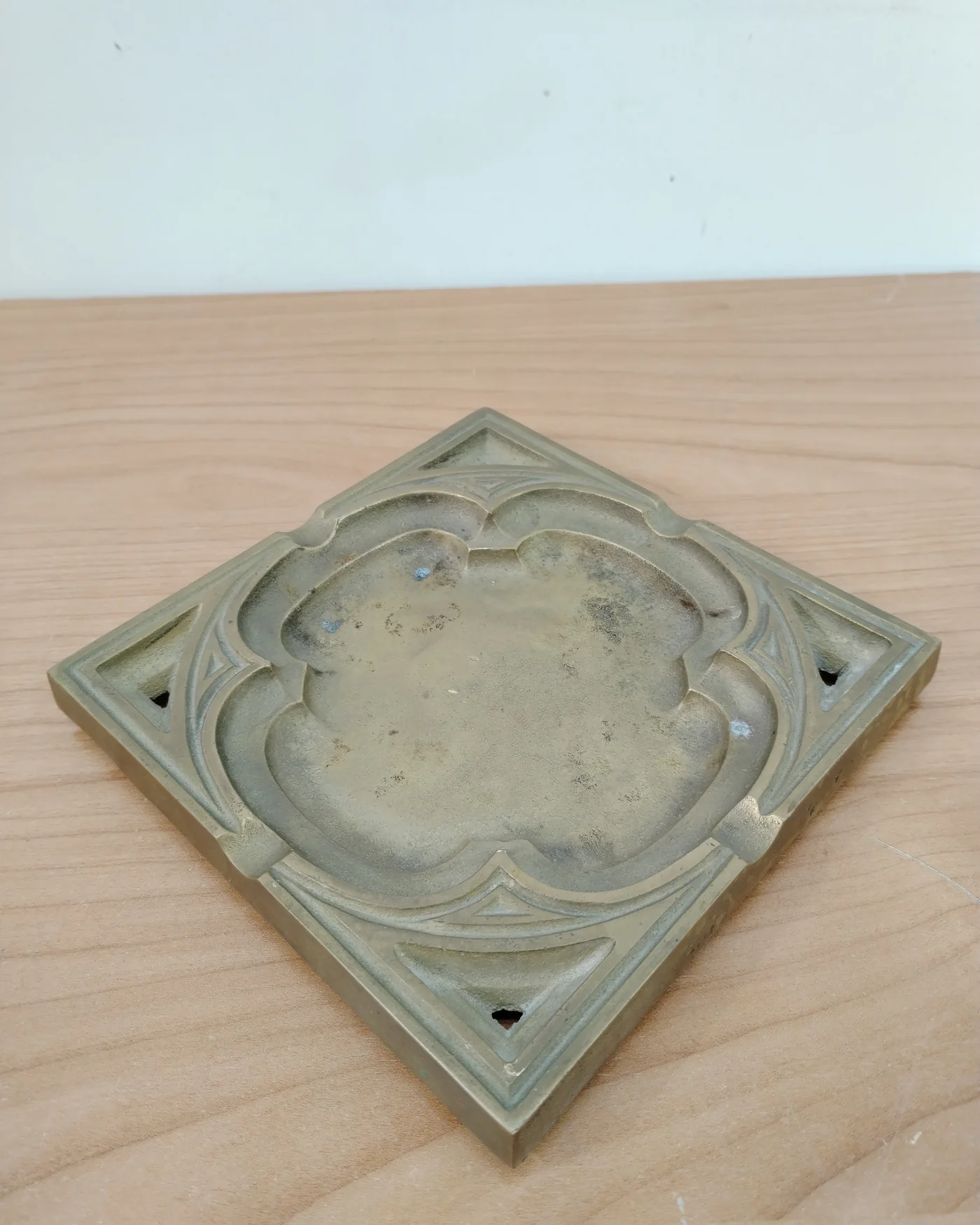 Cenicero de bronce con diseño geométrico - imagen 3