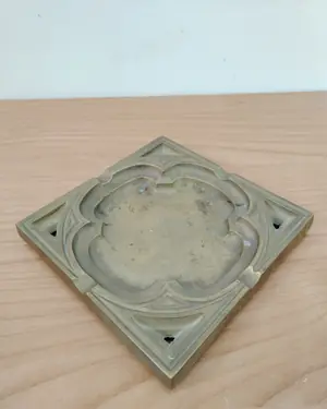 Cenicero de bronce con diseño geométrico - miniatura 3