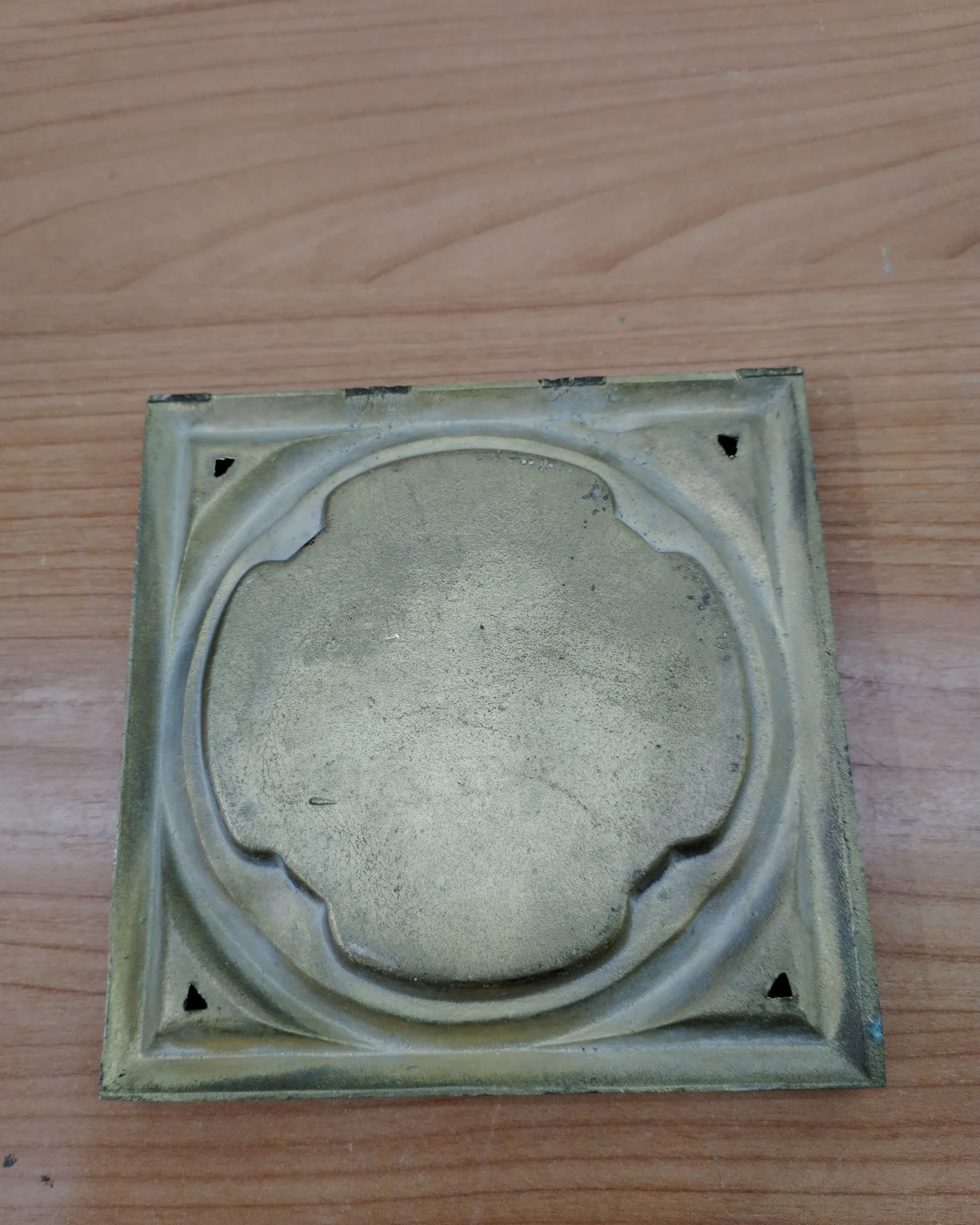 Cenicero de bronce con diseño geométrico - imagen 4