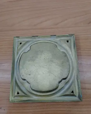 Cenicero de bronce con diseño geométrico - miniatura 4