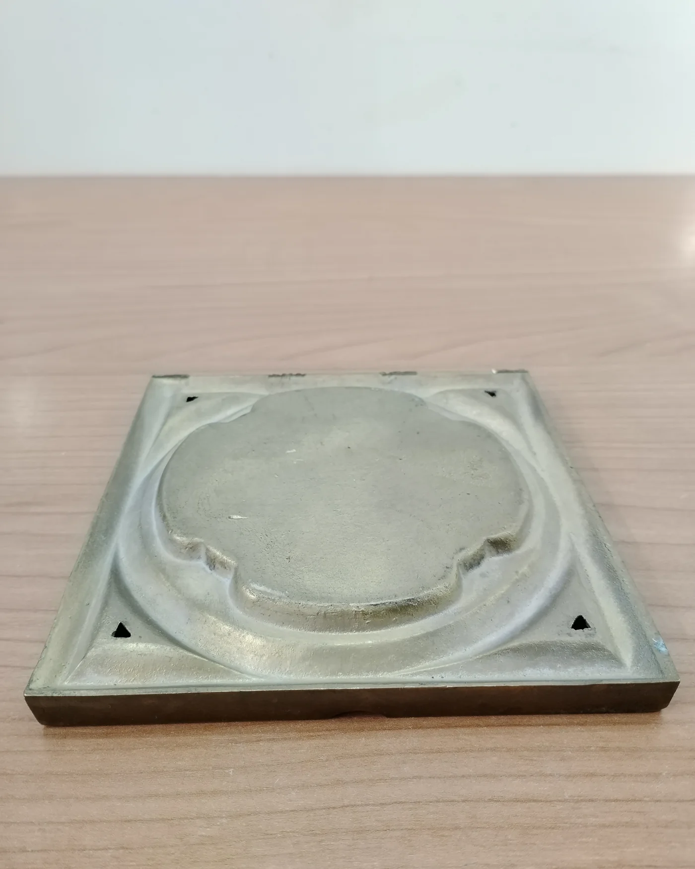 Cenicero de bronce con diseño geométrico - imagen 5