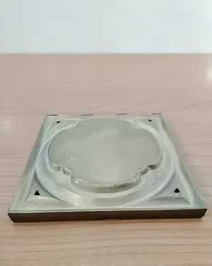 Cenicero de bronce con diseño geométrico - miniatura 5