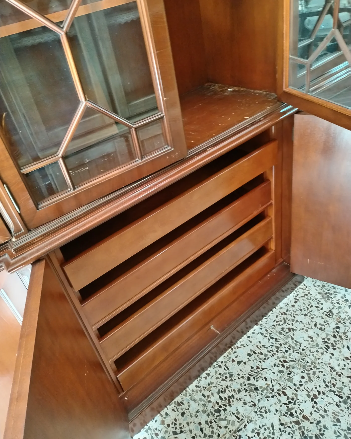 Vitrina de cedro con puertas de cristal y diseño clásico - imagen 5