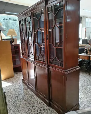 Vitrina de cedro con puertas de cristal y diseño clásico - miniatura 1