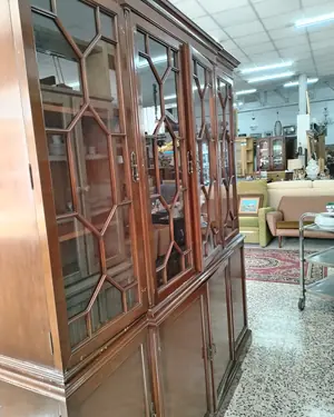 Vitrina de cedro con puertas de cristal y diseño clásico - miniatura 2
