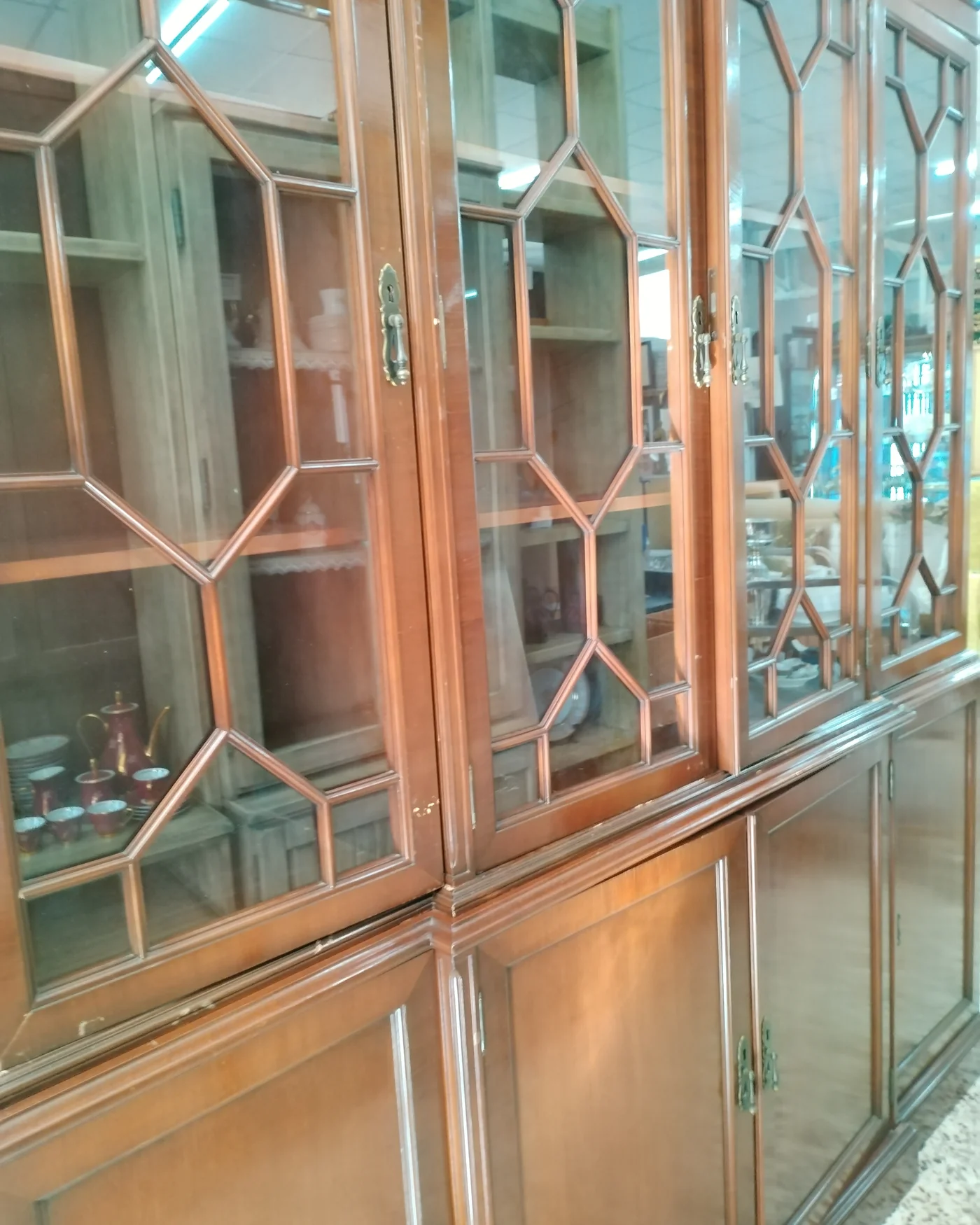 Vitrina de cedro con puertas de cristal y diseño clásico - imagen 3