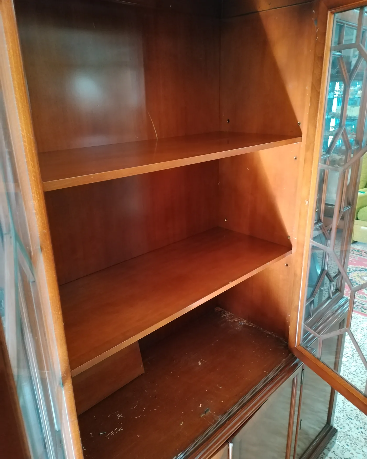 Vitrina de cedro con puertas de cristal y diseño clásico - imagen 4