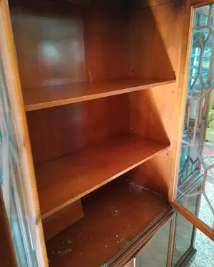 Vitrina de cedro con puertas de cristal y diseño clásico - miniatura 4