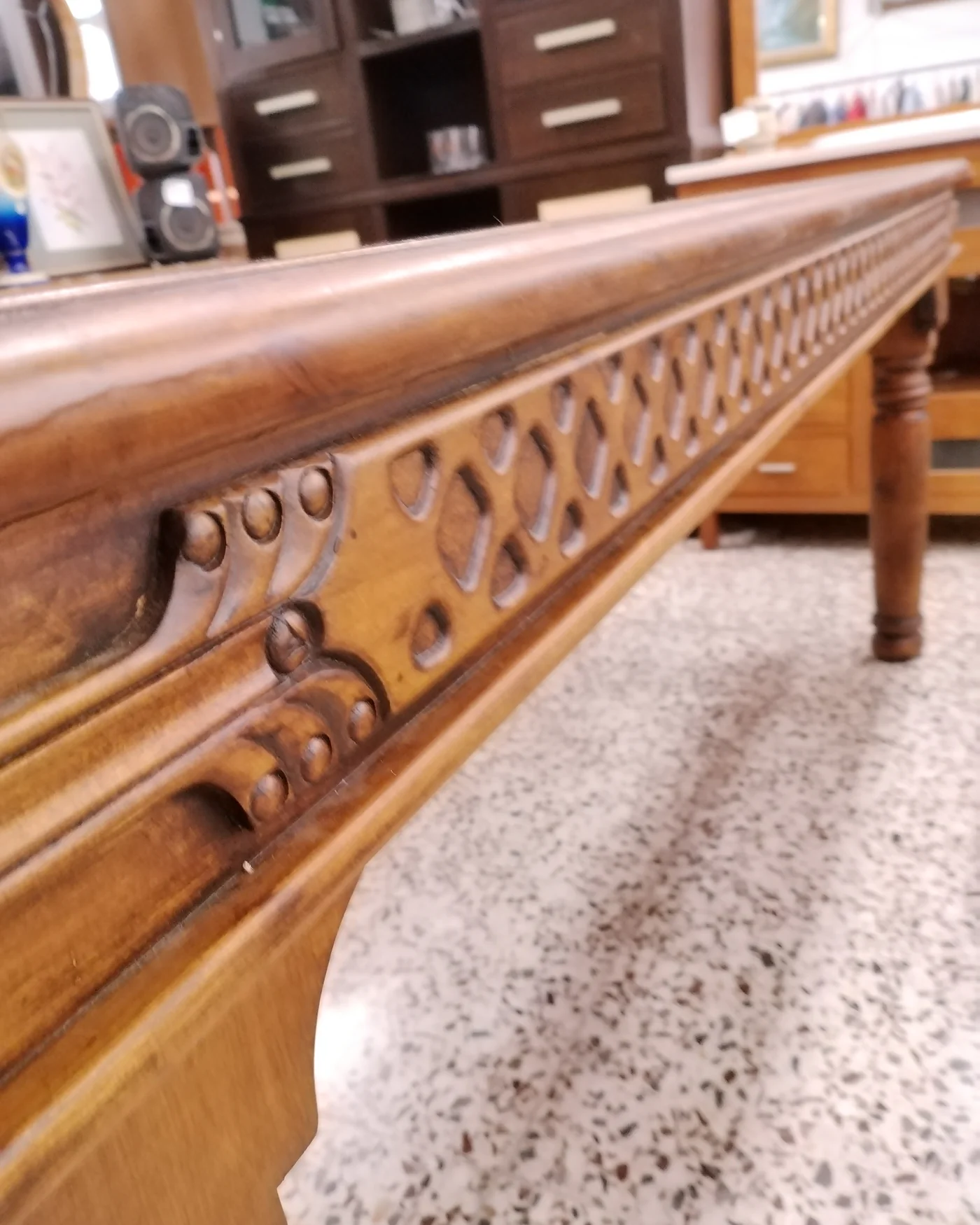 Mesa de comedor maciza de nogal - imagen 3