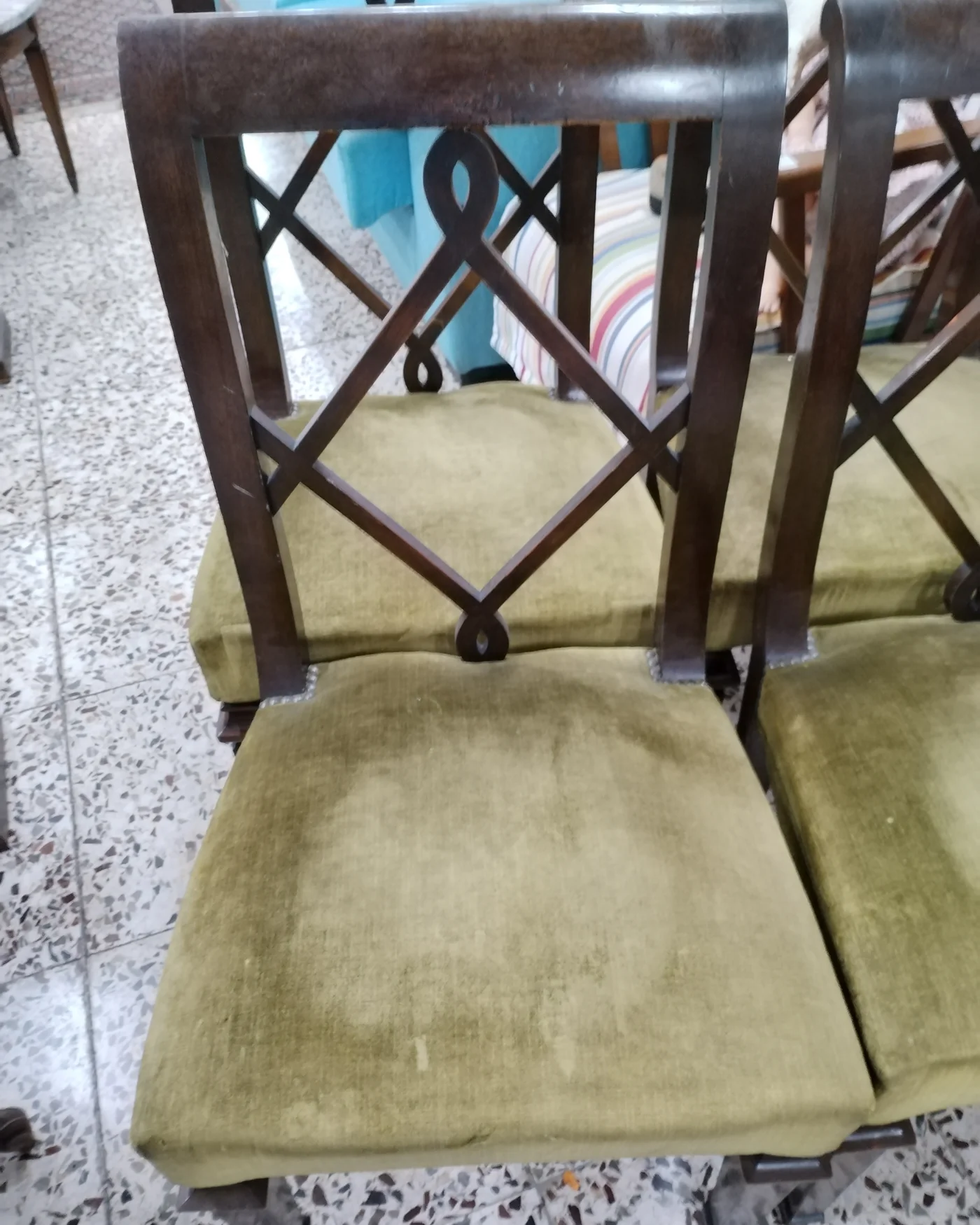 Juego de 6 sillas de comedor en madera oscura y tapizado verde - imagen 2