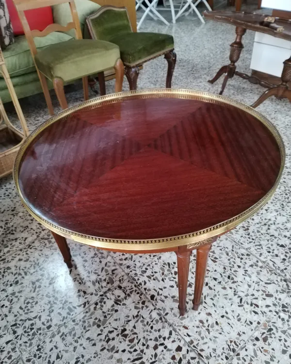 Mesa Francesa Redonda con Borde de Latón y Detalles Ornamentales