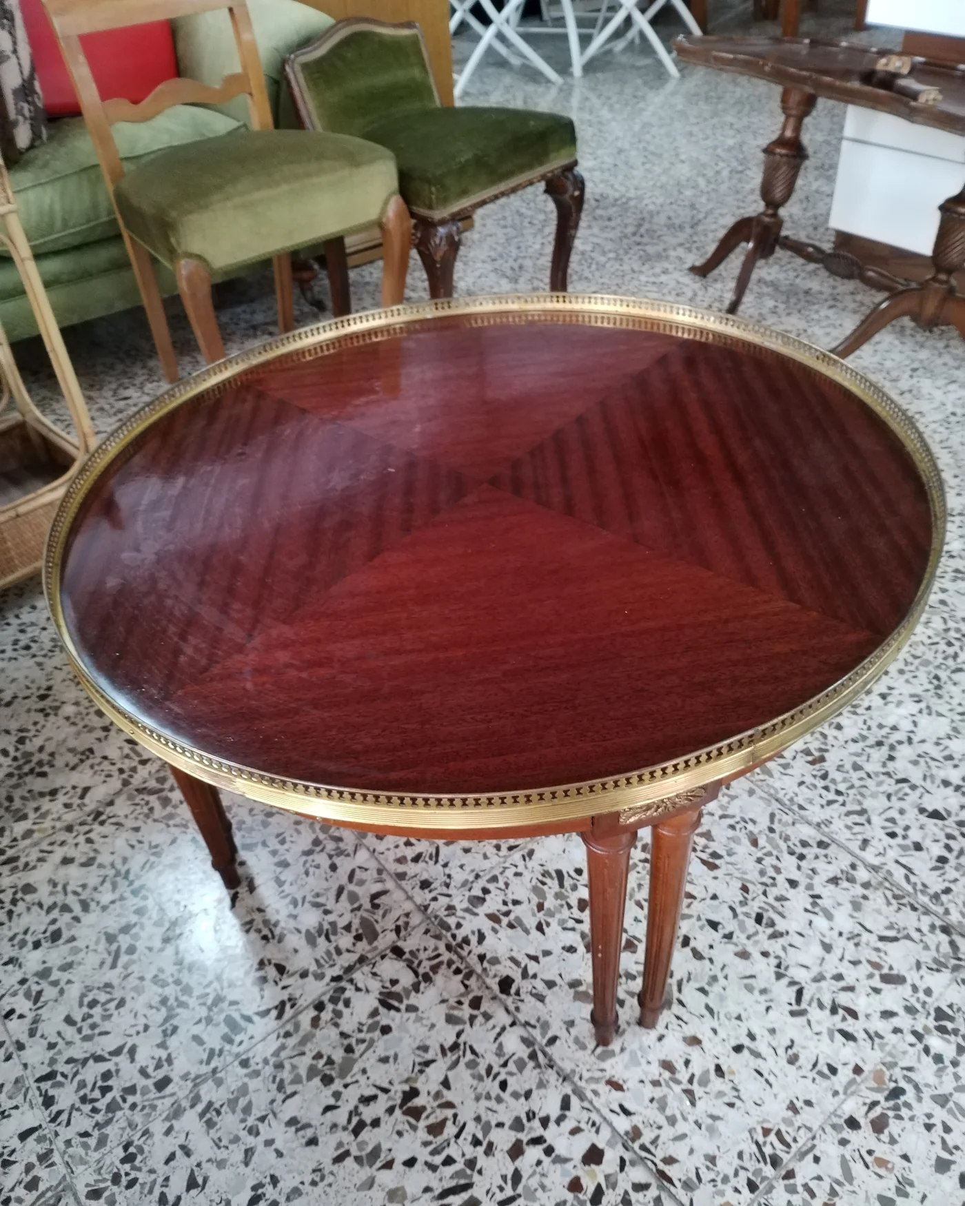Mesa francesa redonda con borde de latón y detalles ornamentales - imagen 1