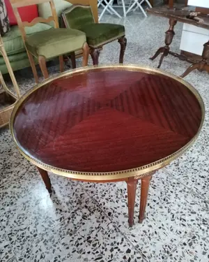 Mesa francesa redonda con borde de latón y detalles ornamentales - miniatura 1