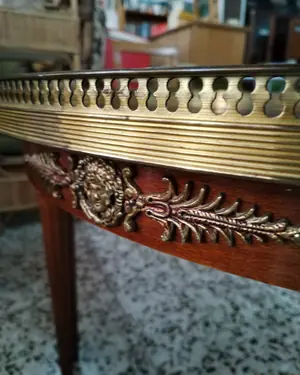 Mesa francesa redonda con borde de latón y detalles ornamentales - miniatura 2