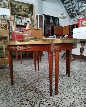 Mesa francesa redonda con borde de latón y detalles ornamentales - miniatura 3