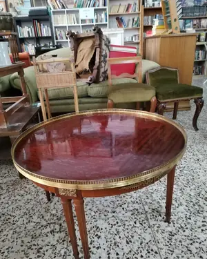 Mesa francesa redonda con borde de latón y detalles ornamentales - miniatura 4