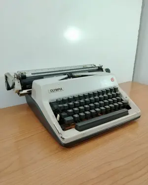 Máquina de escribir Olympia vintage - miniatura 2