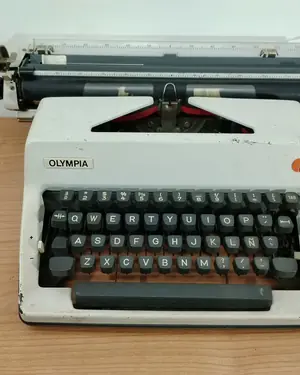 Máquina de escribir Olympia vintage - miniatura 3