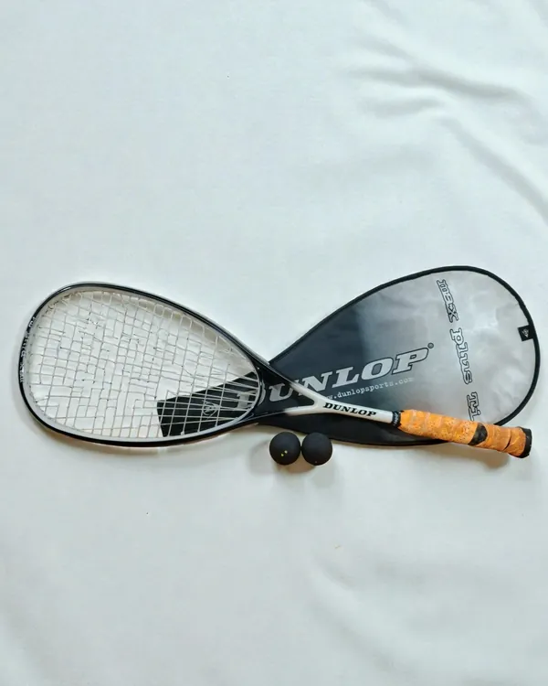 Raqueta de squash dunlop max plus ti con funda y pelotas