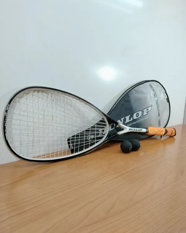 Raqueta de squash dunlop max plus ti con funda y pelotas