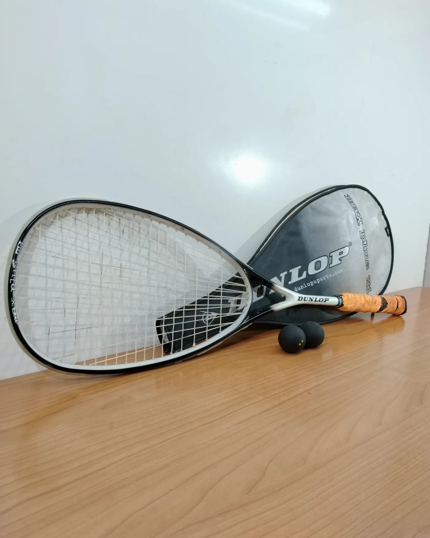 Raqueta de squash dunlop max plus ti con funda y pelotas - imagen 2