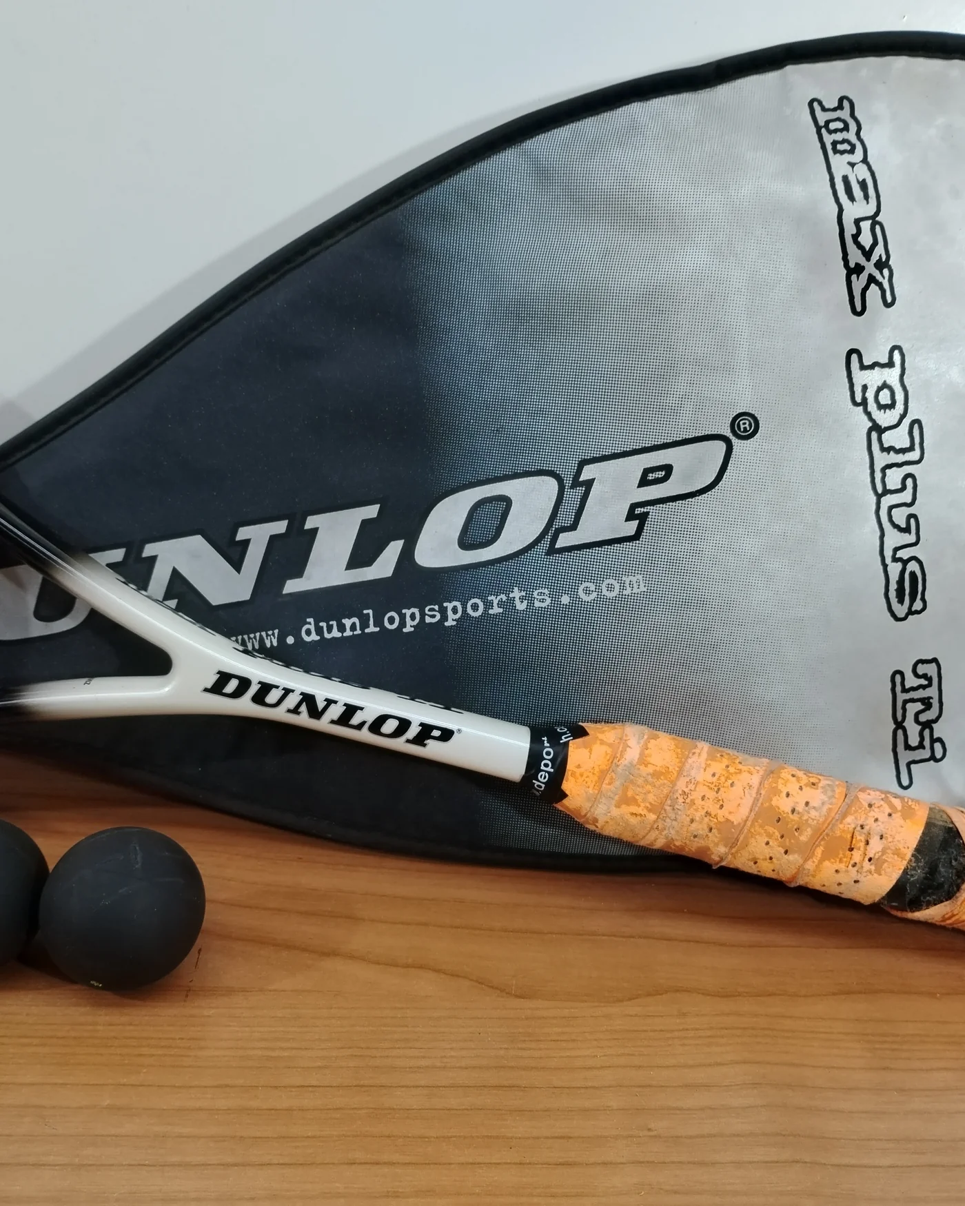 Raqueta de squash dunlop max plus ti con funda y pelotas - imagen 4